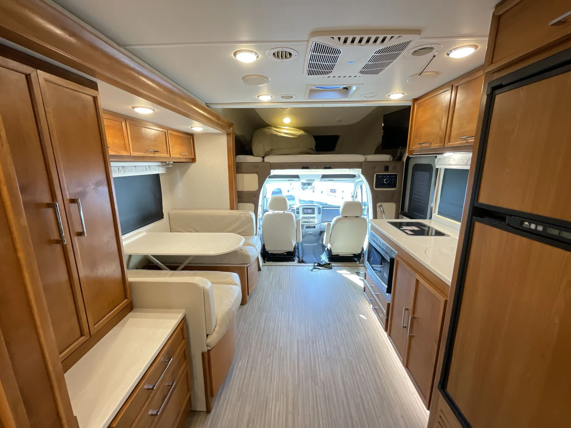 2018 Tiffin Wayfarer 24 FW — living area main