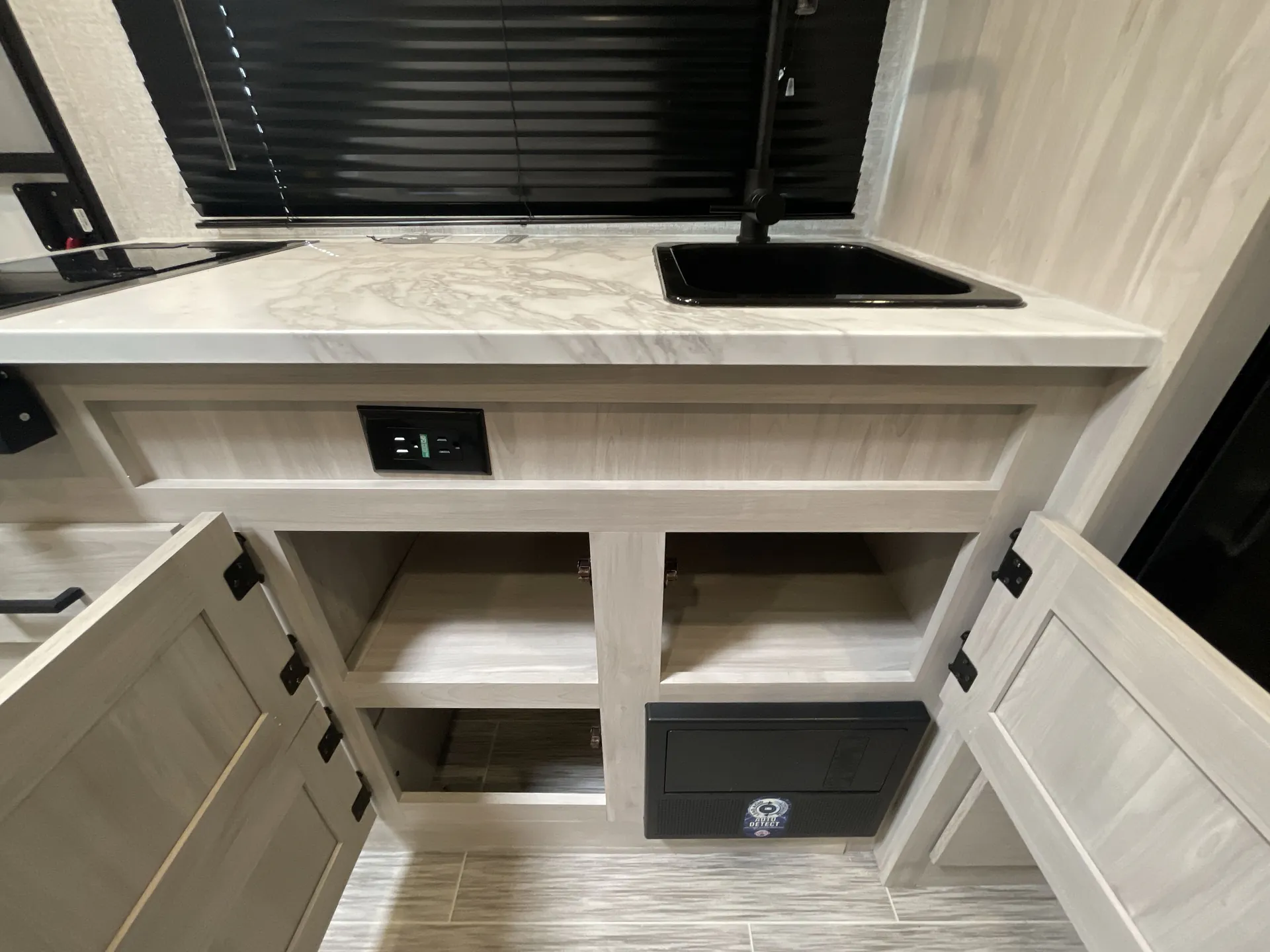 2023 East to West Silver Lake LE 18BHLE — living area main