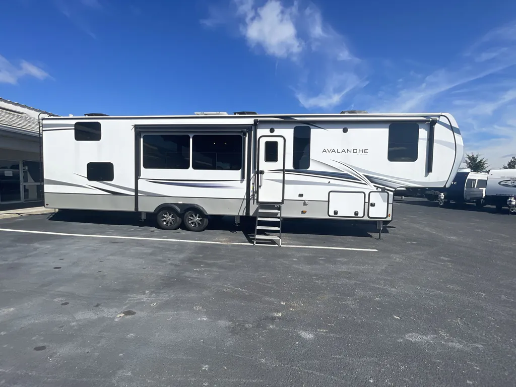 2023 Keystone Avalanche 390DS, Photos photo 3