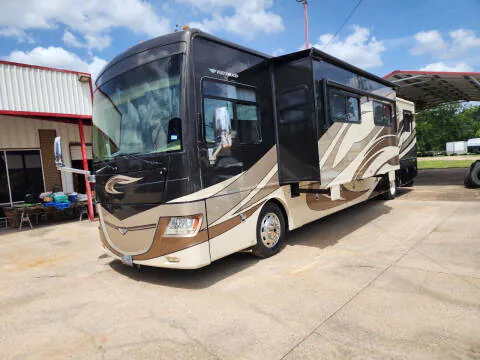 2011 Fleetwood Discovery 40X - Photo 2