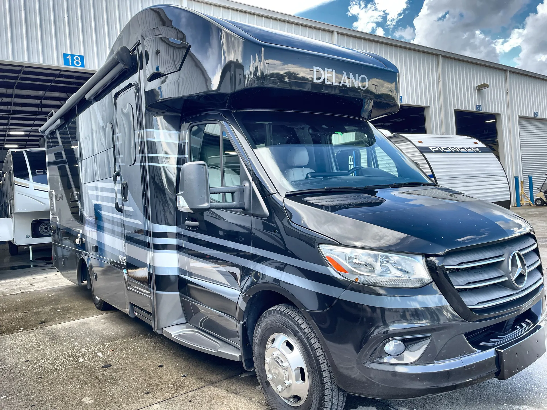 2022 Thor Motor Coach Delano 24FB - Photo 2