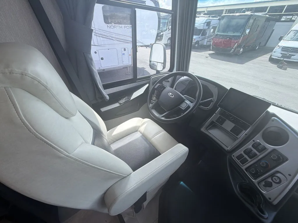 2024 Coachmen Pursuit 31BH, Photos photo 3