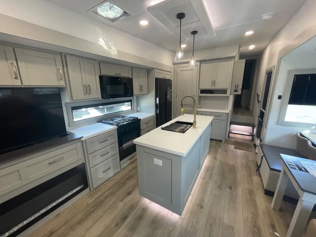 2026 Brinkley Model Z 3600, Photos photo 17