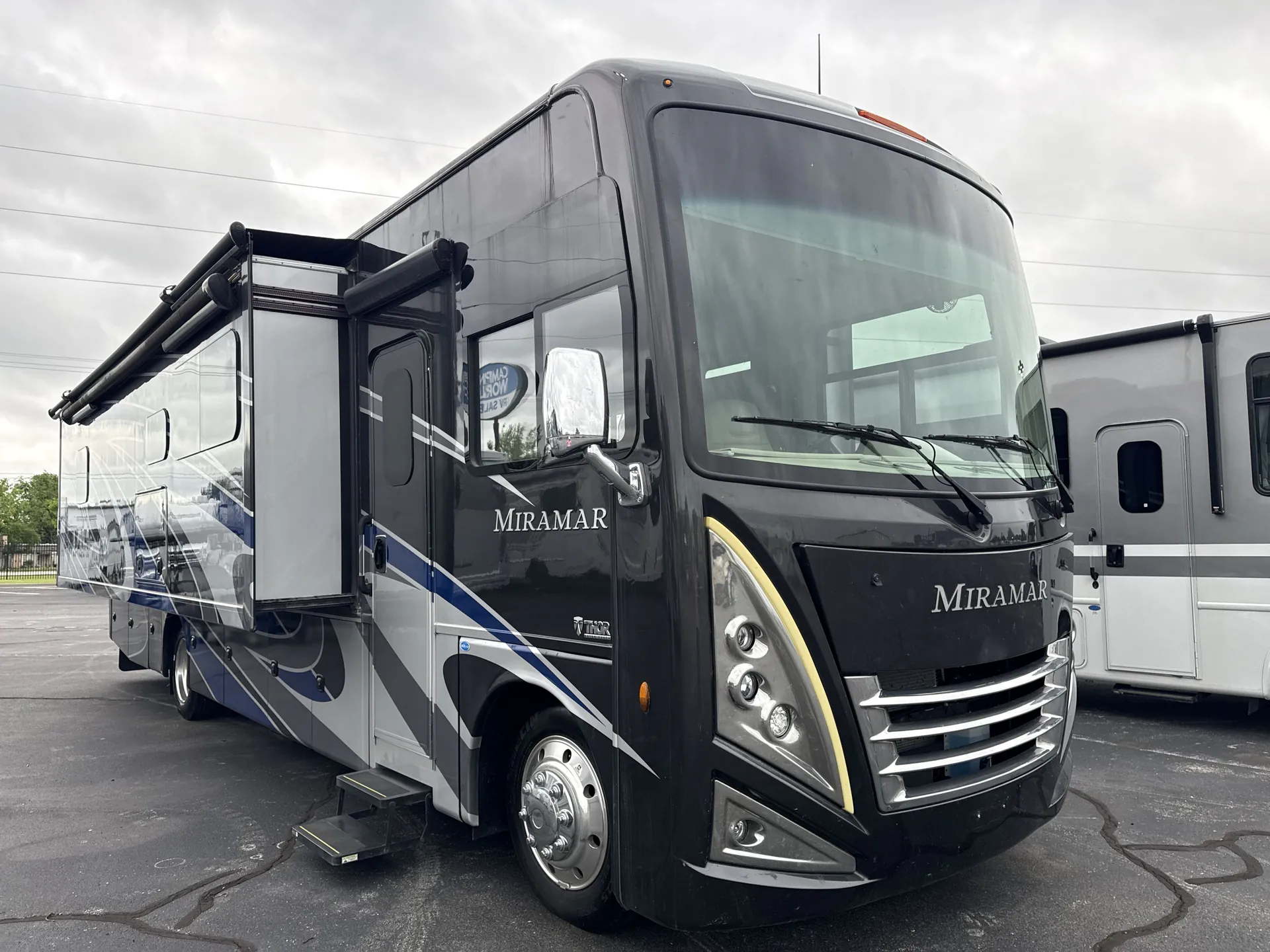 2022 Thor Motor Coach Miramar 35.2 - Photo 2