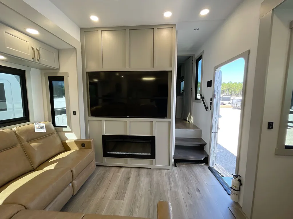 2026 Brinkley Model G 3950, Photos photo 14