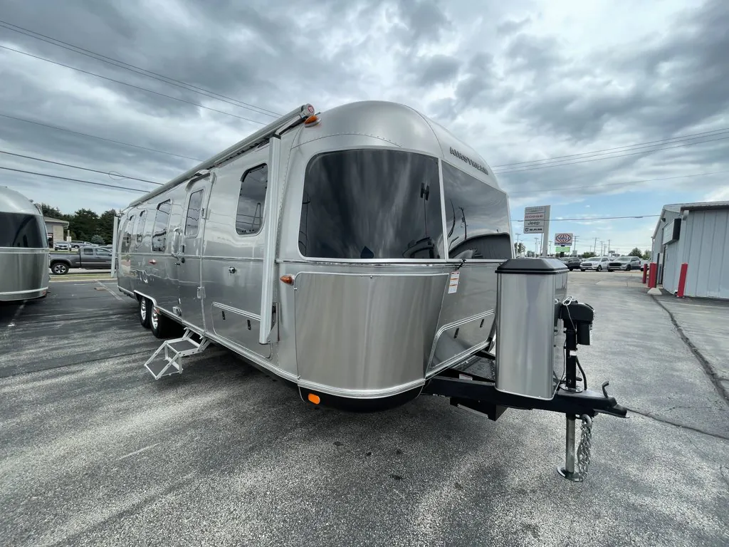 2022 Airstream Classic 33FB Twin - Photo 2