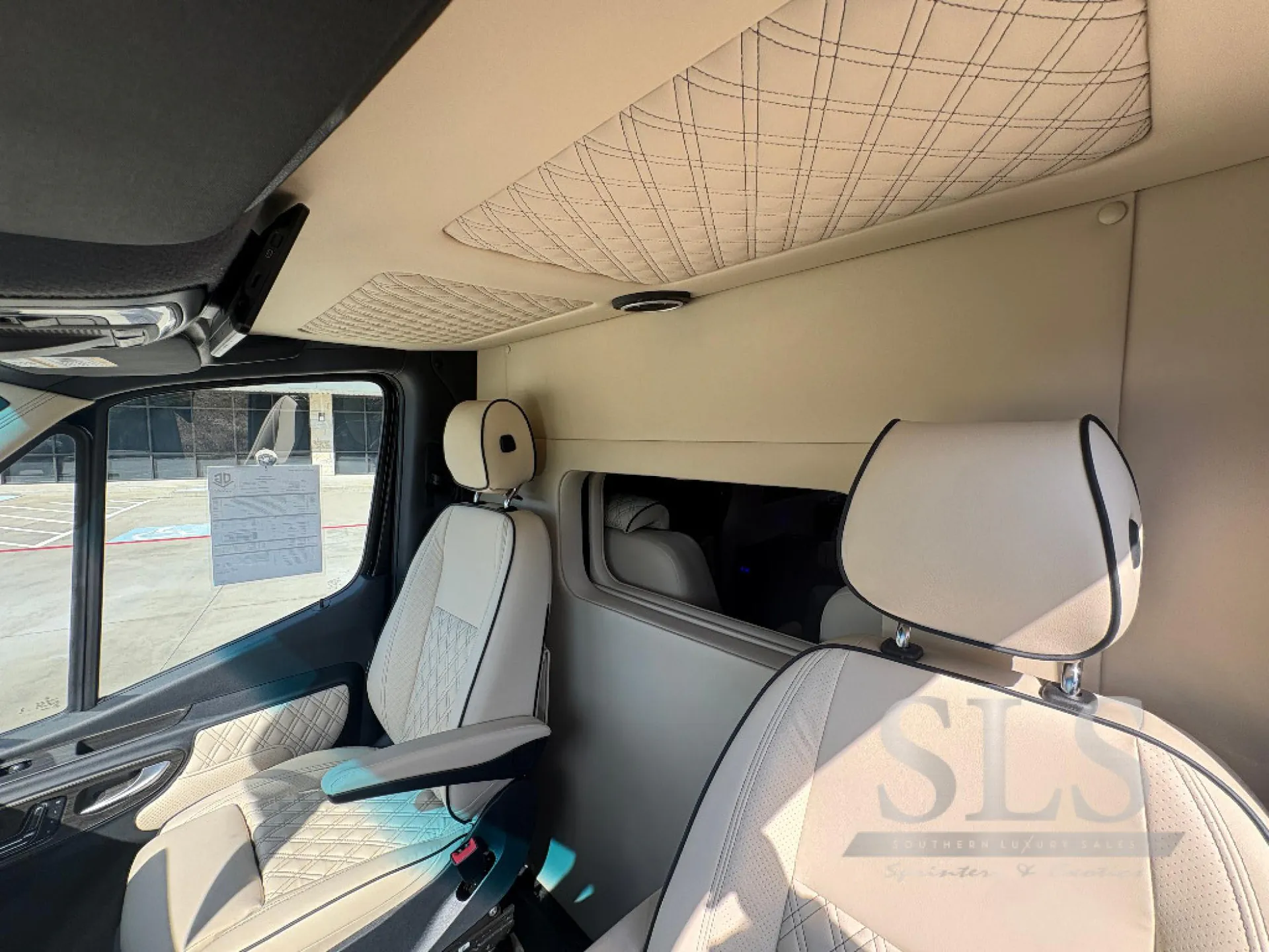 2027 OGV Luxury Coach V-Drive 10RJ - Photo 4