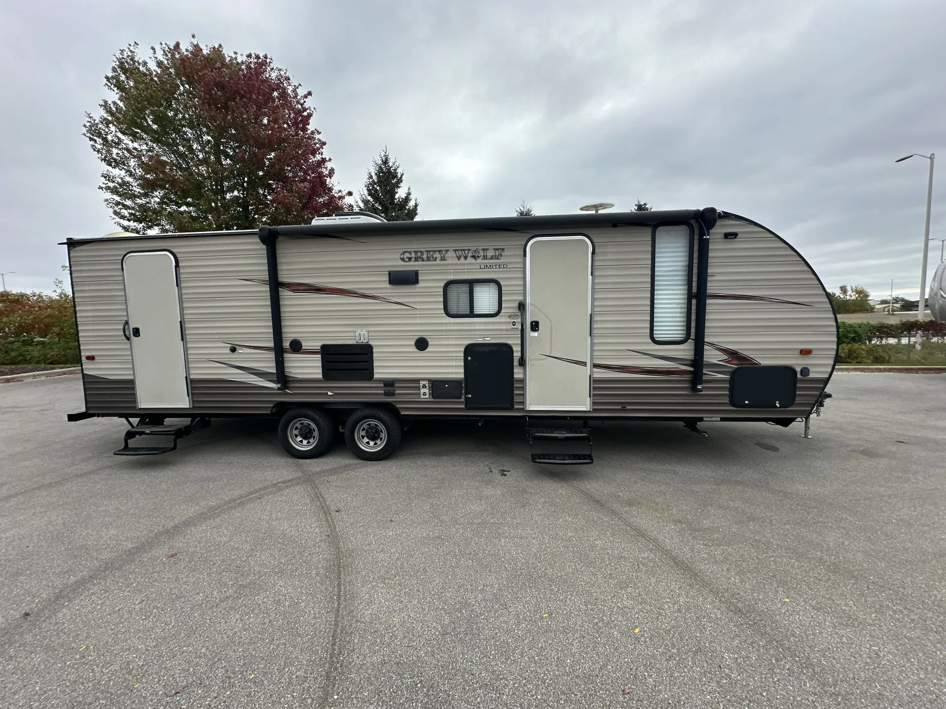 2017 Forest River Cherokee Grey Wolf 26DBH — living area main