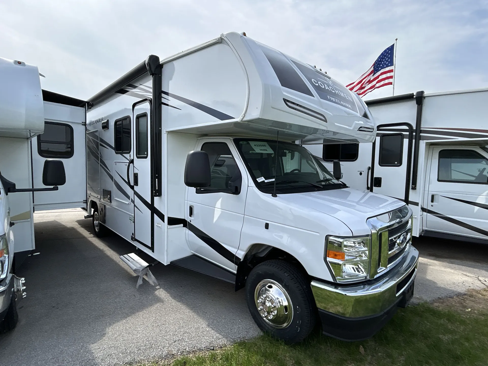 2025 Coachmen Freelander 26MB - Photo 2