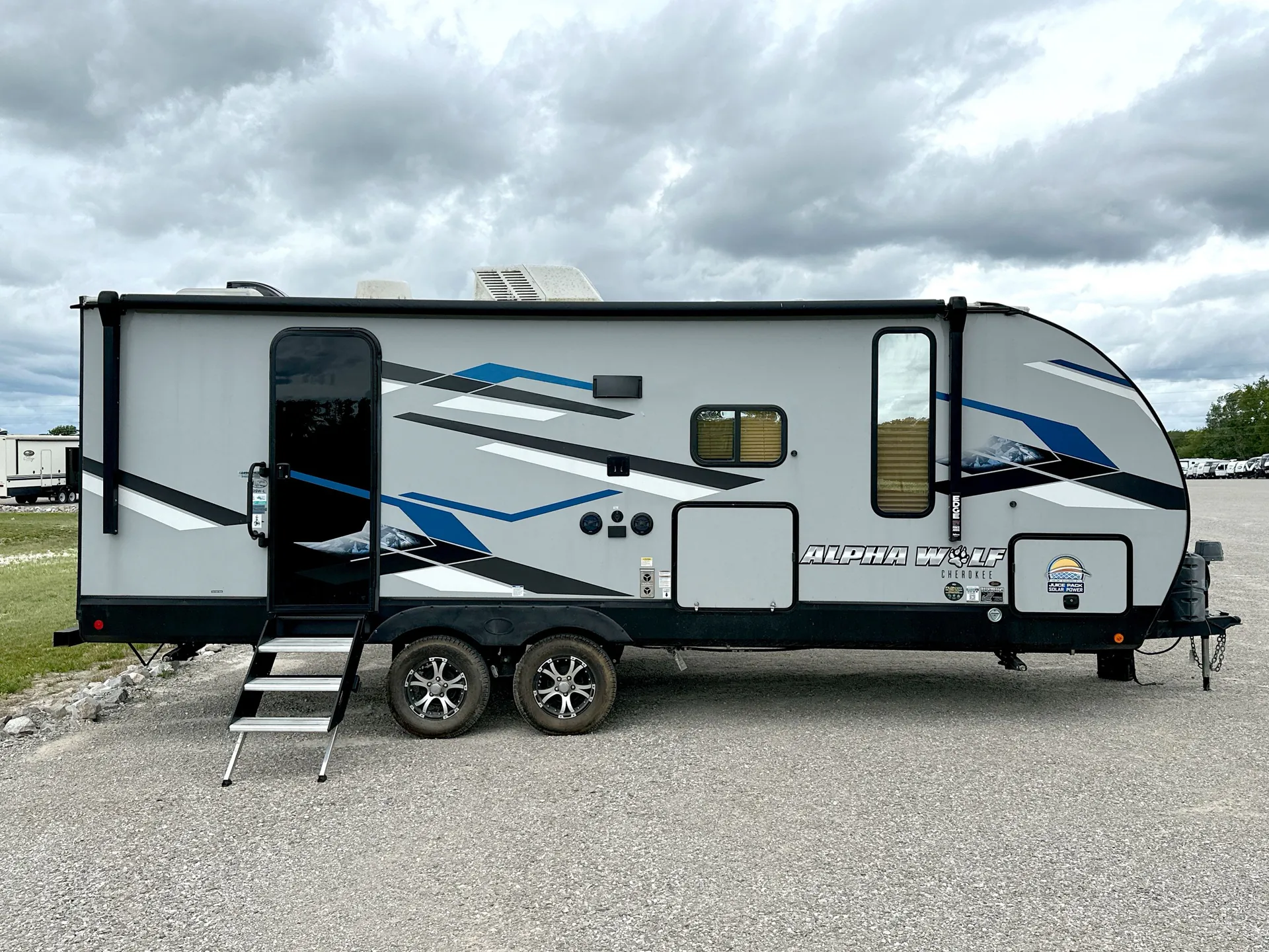 2023 Forest River Cherokee Alpha Wolf 22SW-L — campside