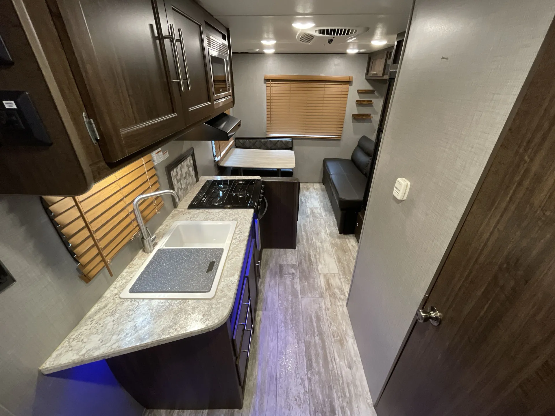 2019 crossroads Zinger 211RD — living area main