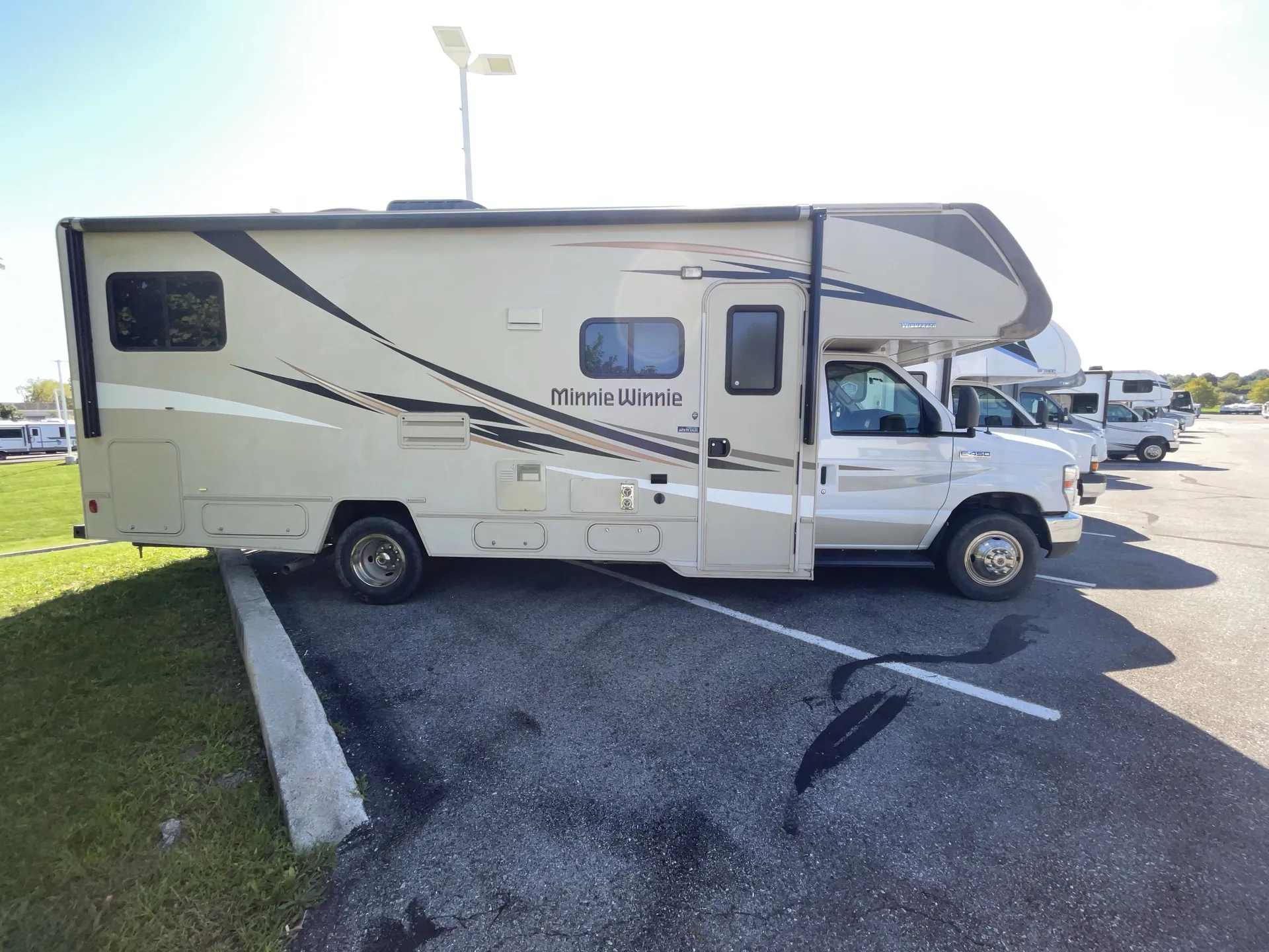 2017 Winnebago Minnie Winnie 26A - Photo 2