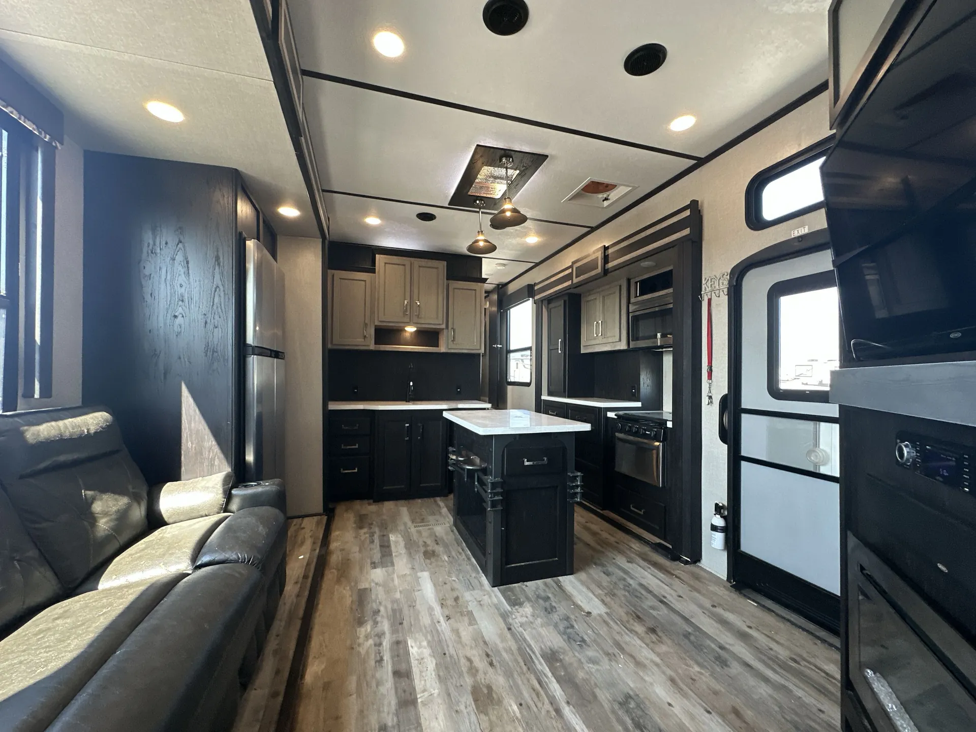 2018 Keystone Fuzion 427 — living area main