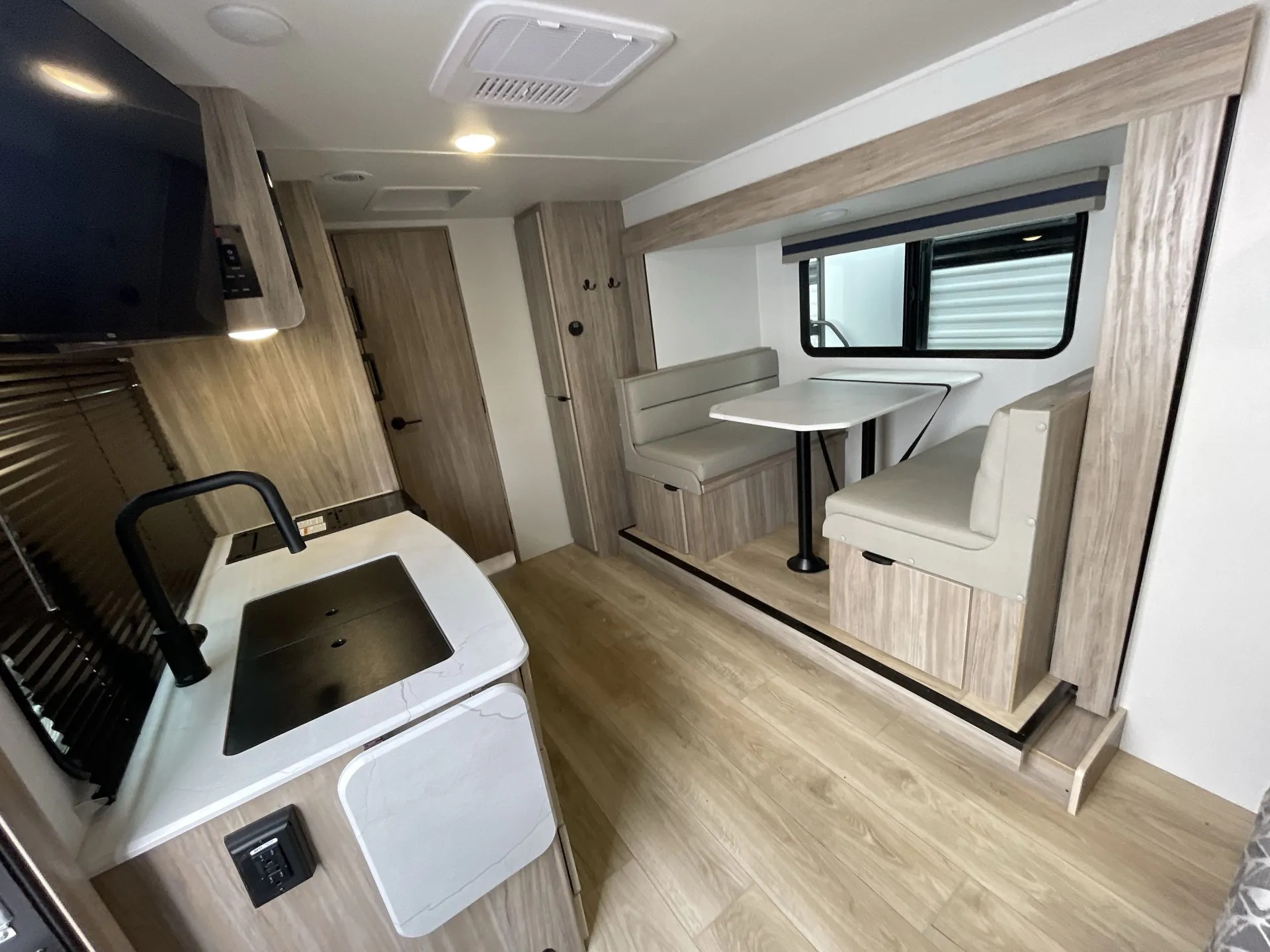 2025 Winnebago M-Series 1923RB - Photo 3