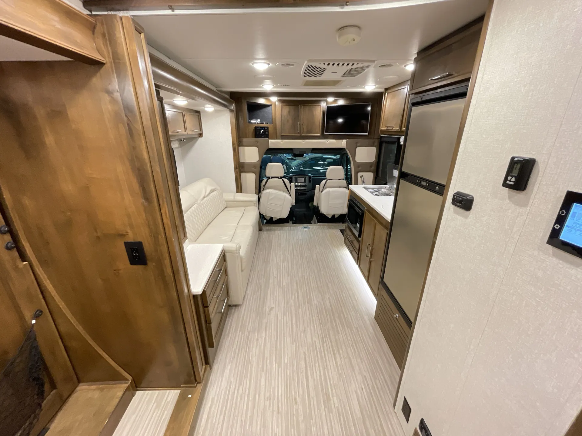 2018 Tiffin Wayfarer 24 FW — living area main