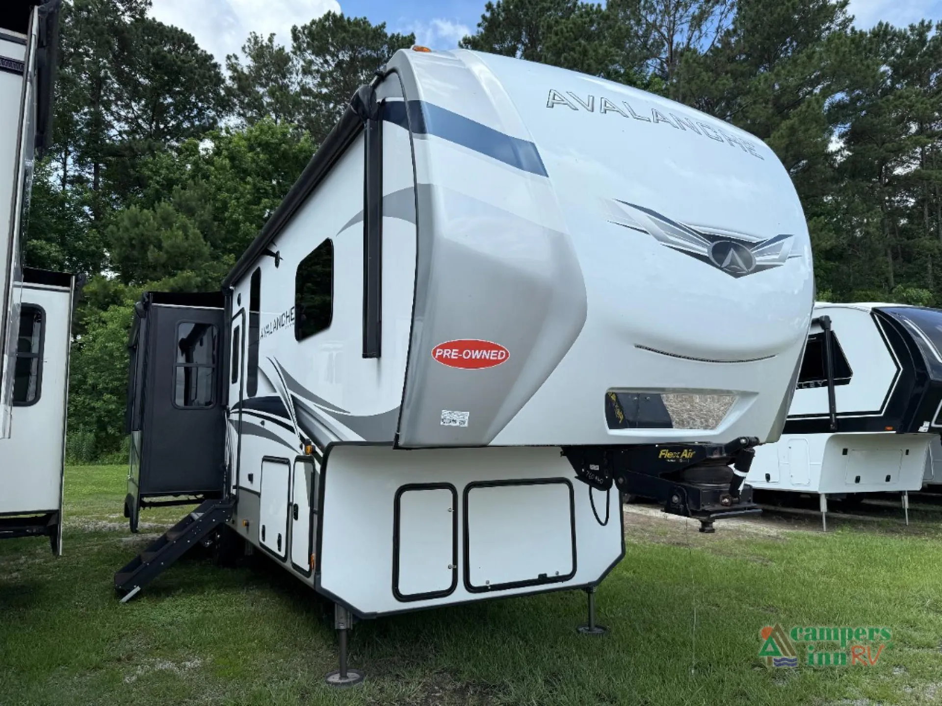 2023 Keystone Avalanche 302RS - Photo 3