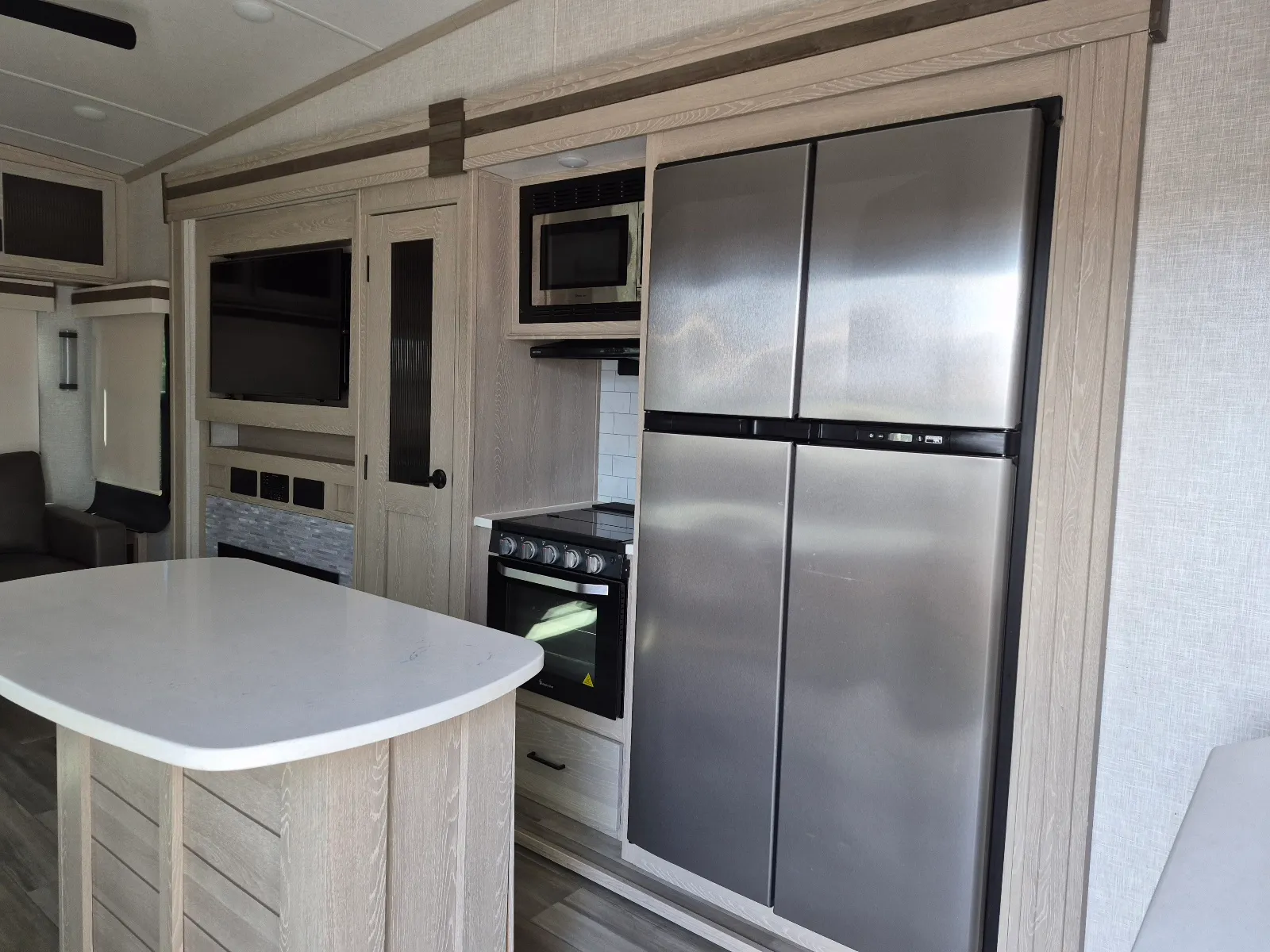 2022 Forest River Rockwood Signature 8291RK dealer photo 5 from RV Country