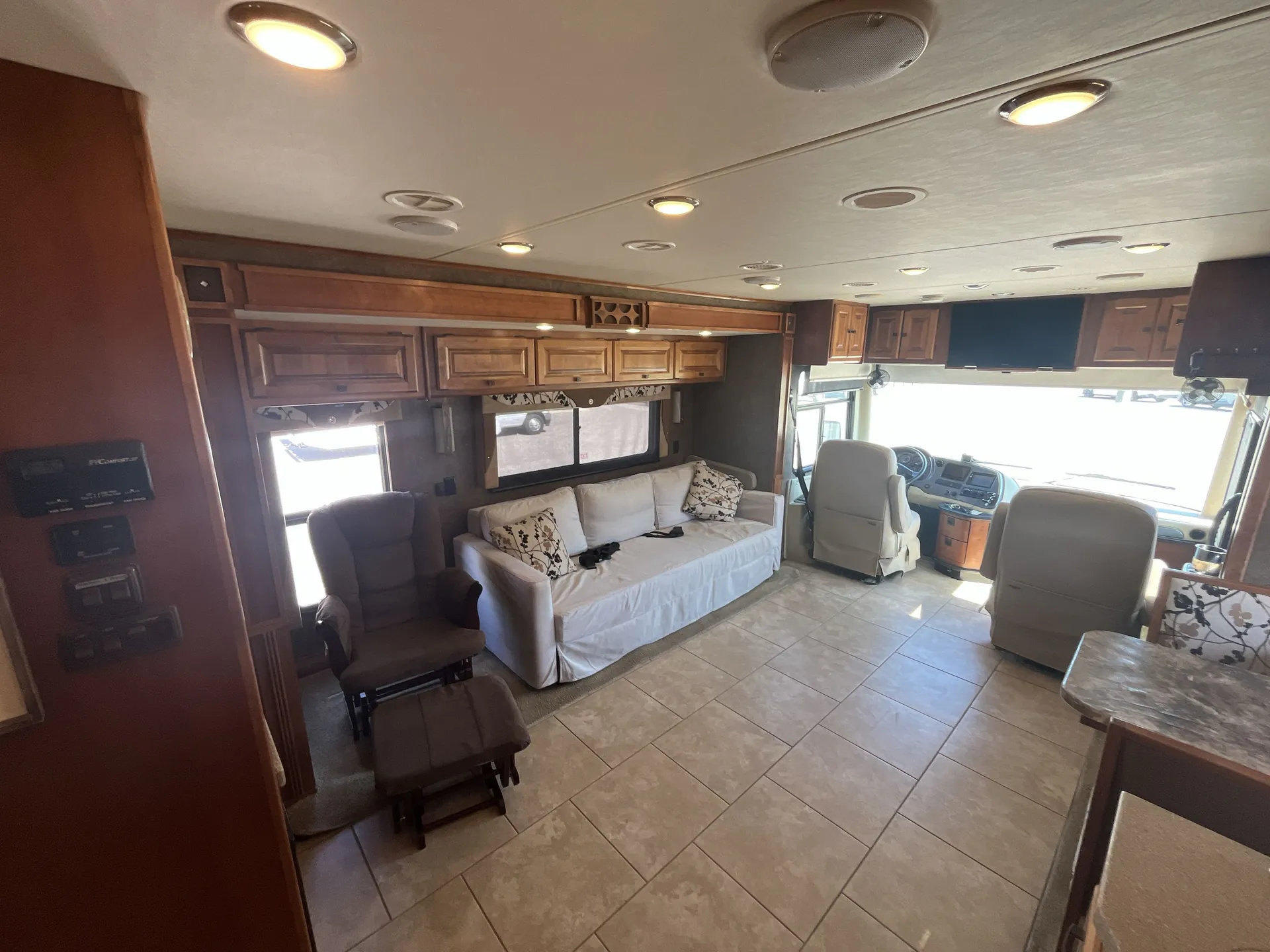 2014 Tiffin Allegro Red 33 AA — living area main