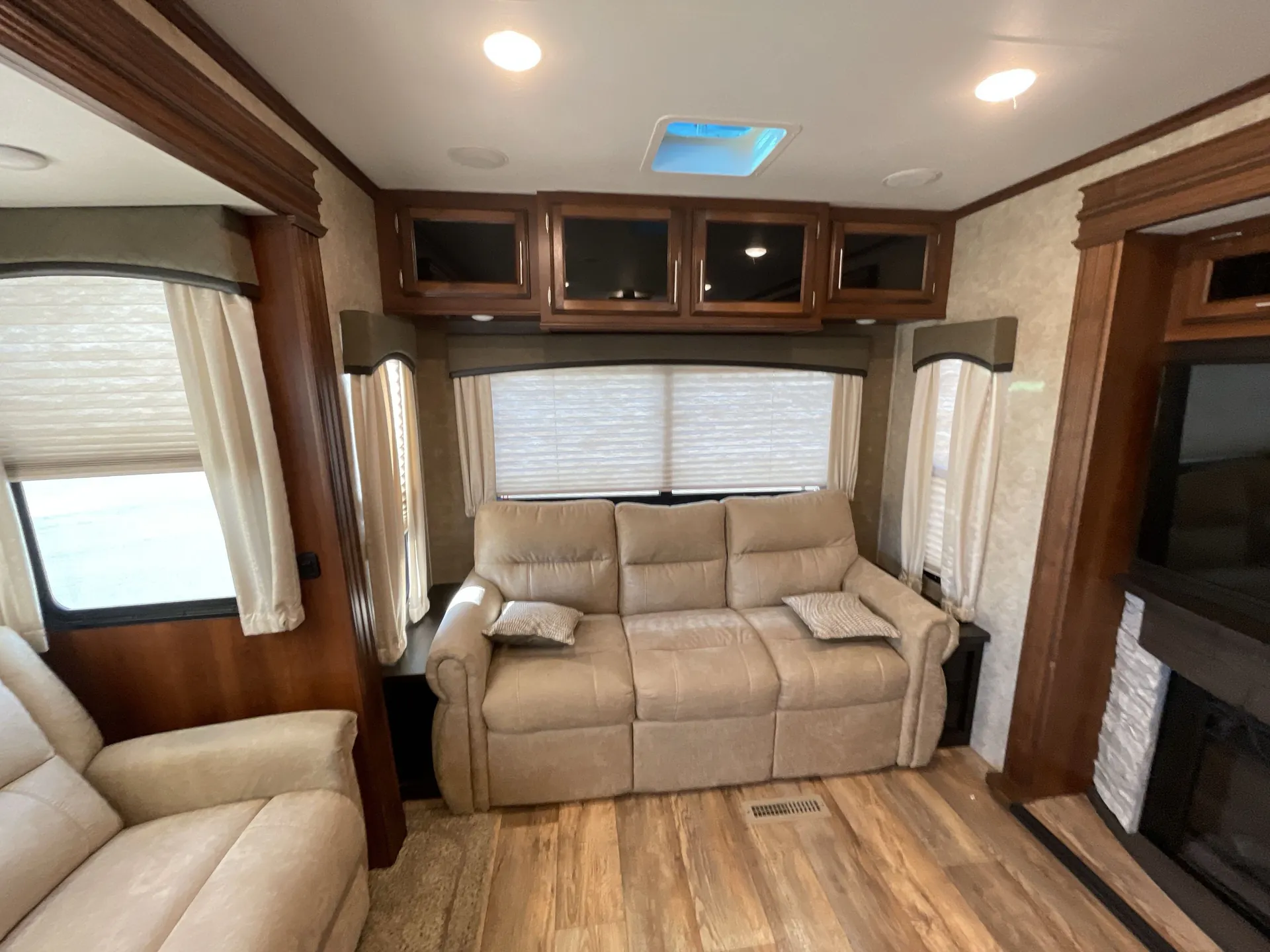 2017 Jayco Eagle 330RSTS — living area main