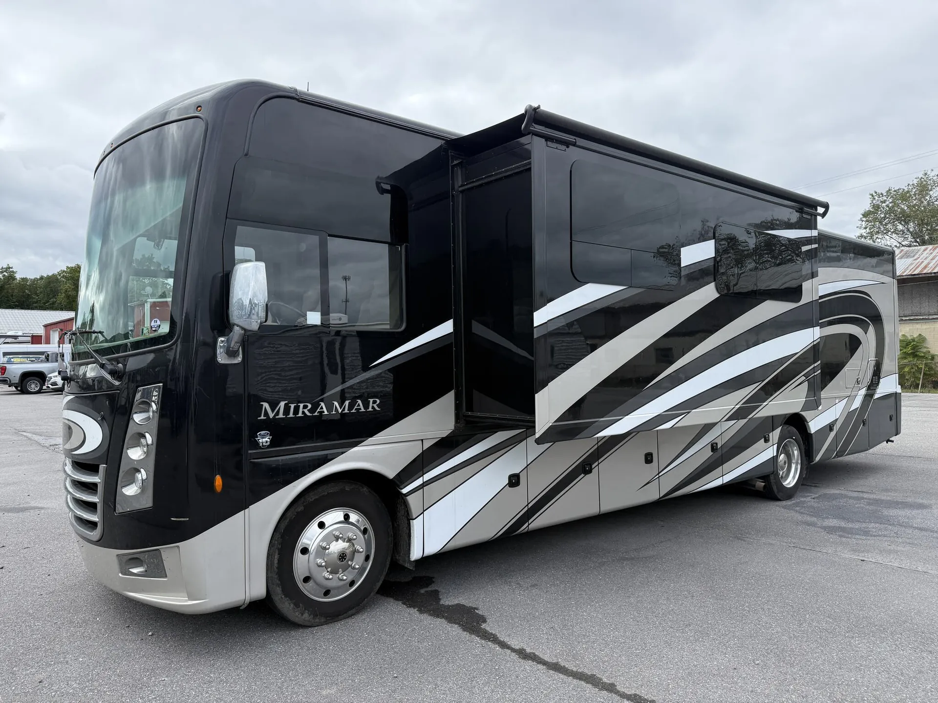 2019 Thor Motor Coach Miramar 35.2 - Photo 4