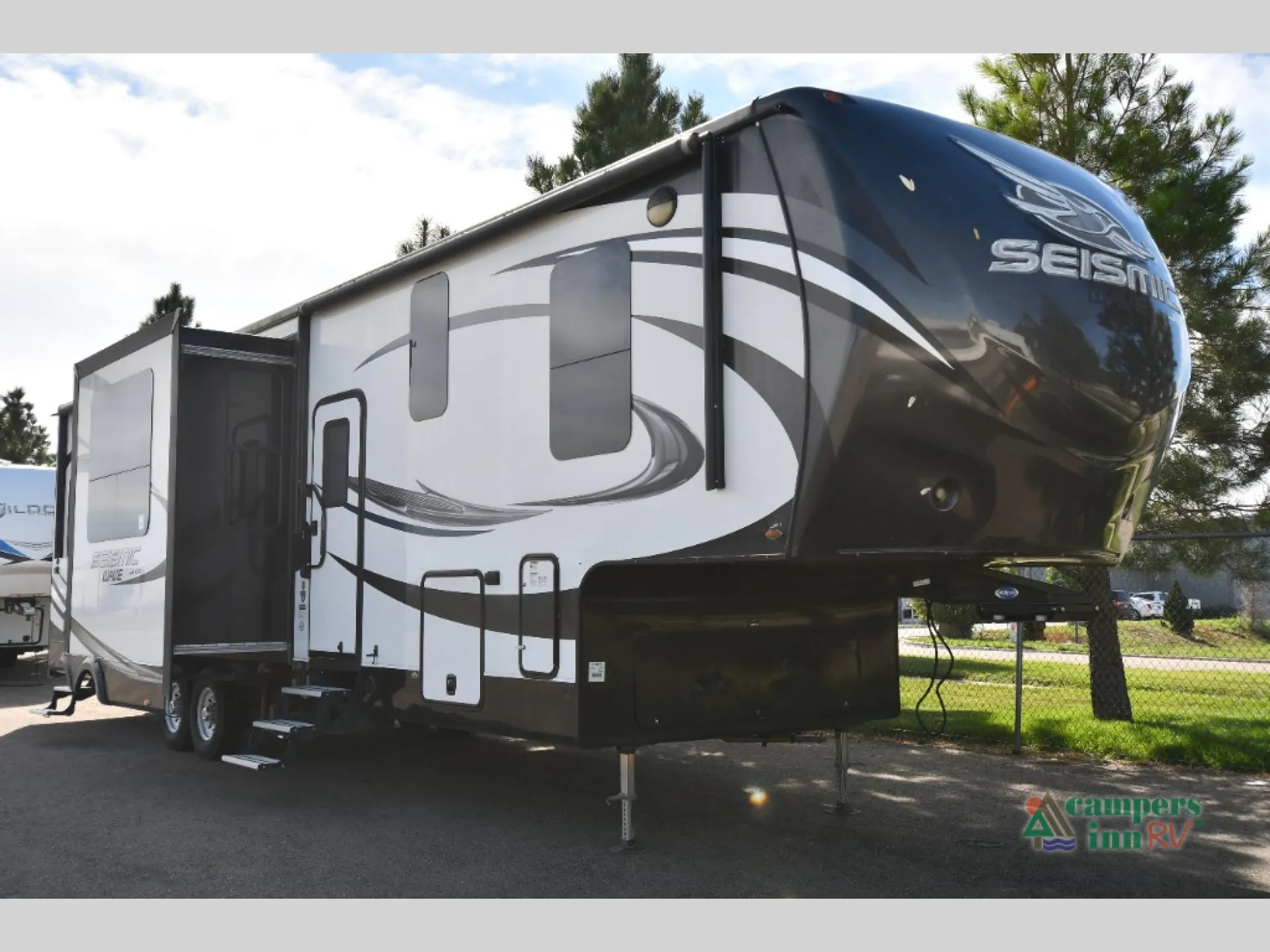 2017 Jayco Seismic Wave 355W - Photo 2