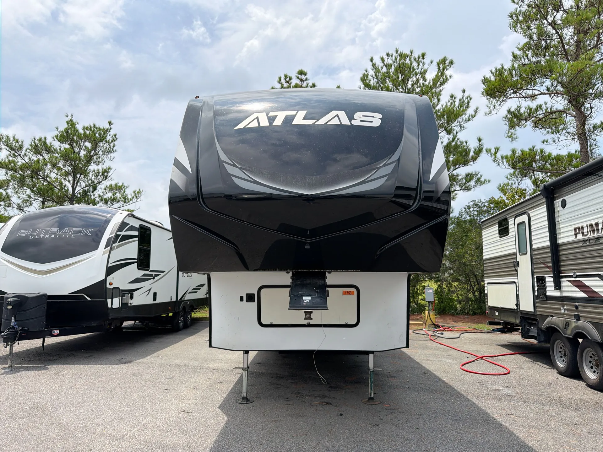 2021 Dutchmen Atlas 3172RLKB — front