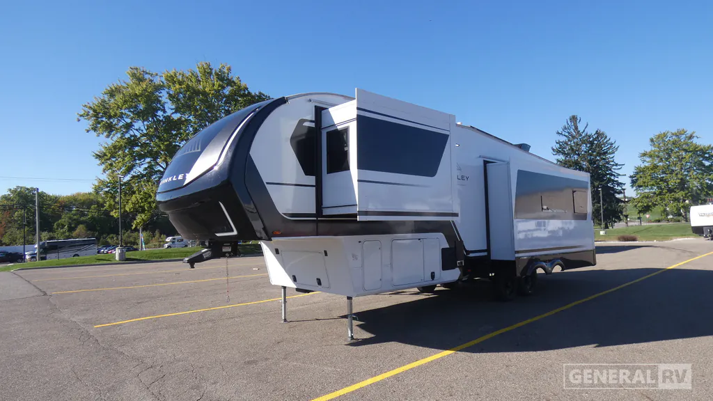 2024 Brinkley Model Z 3100, Photos photo 5