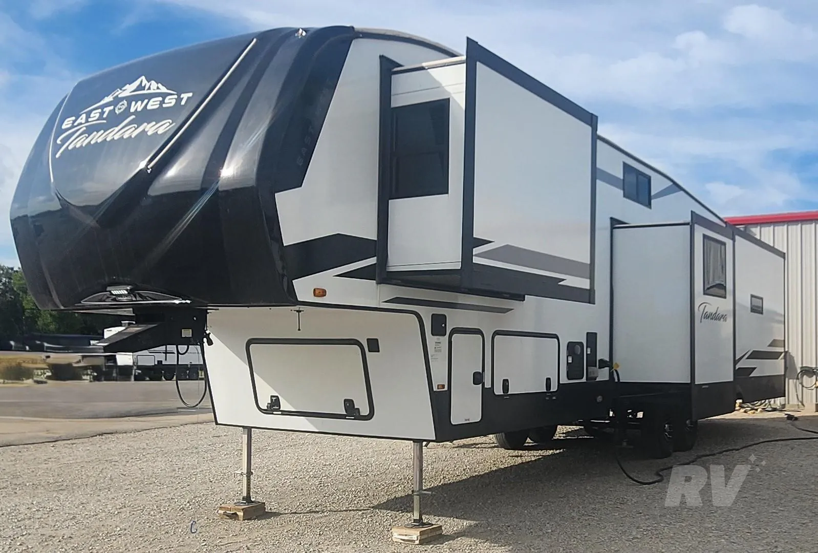 2025 East to West Tandara 385MB - Photo 3