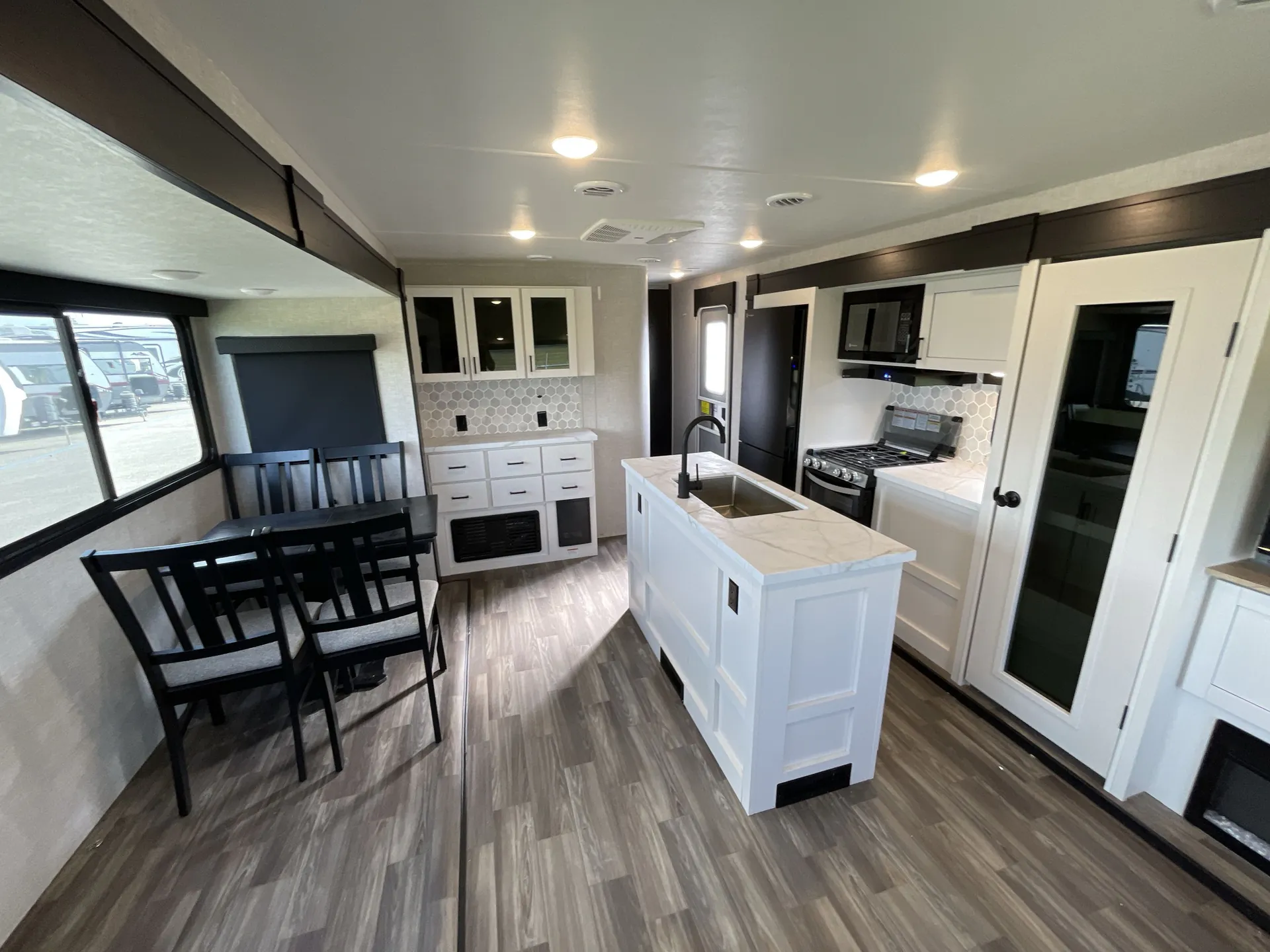 2025 Highland Ridge Light 275RLS — living area main