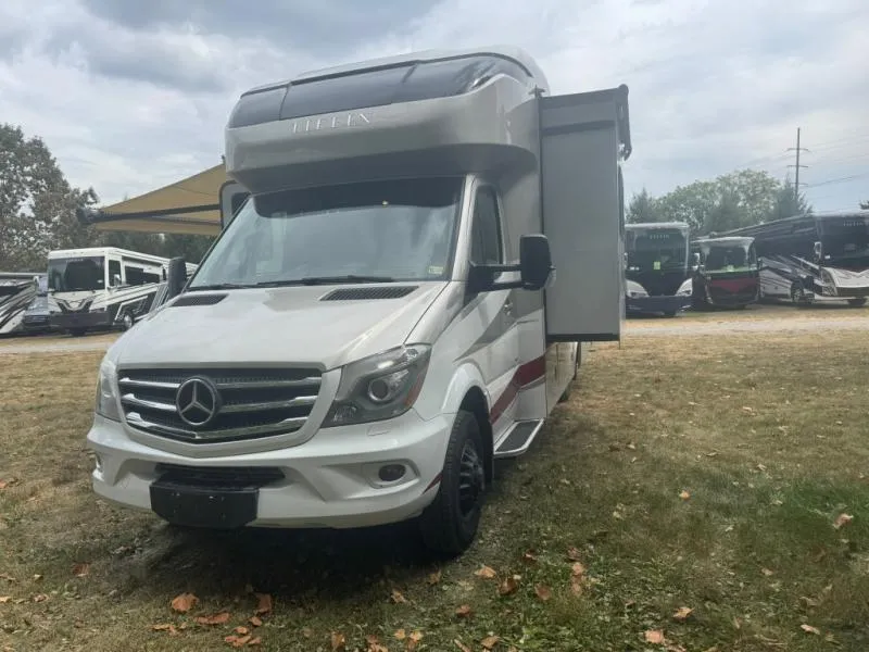 2017 Tiffin Motorhomes Wayfarer Used    24 QW - Photo 2