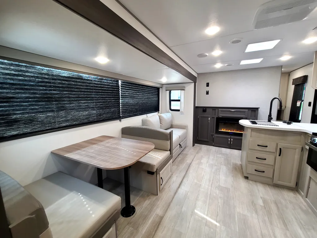 2027 Coachmen Catalina Legacy Edition 333DBDSCK, Photos photo 13
