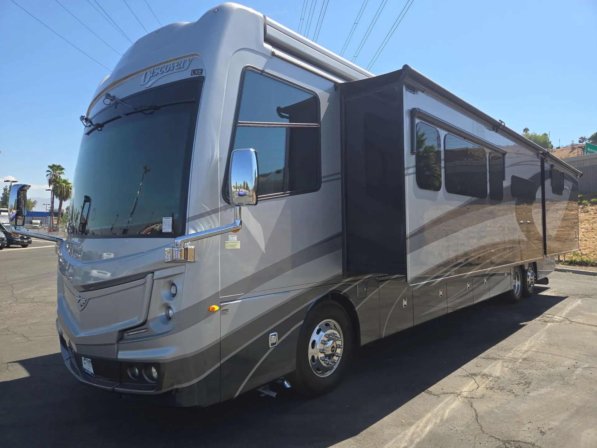 2023 Fleetwood Discovery LXE 44S - Photo 4
