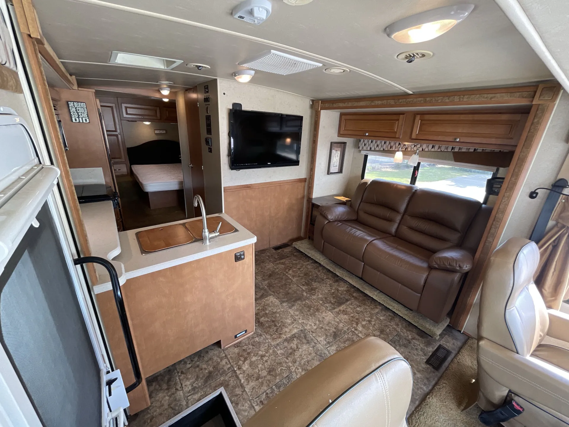2014 Winnebago Vista 27N — living area main