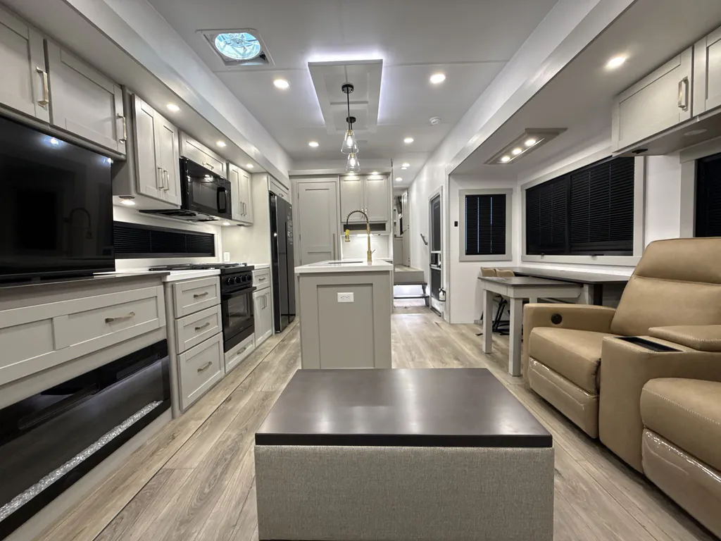 2026 Brinkley Model Z 3600, Photos photo 12
