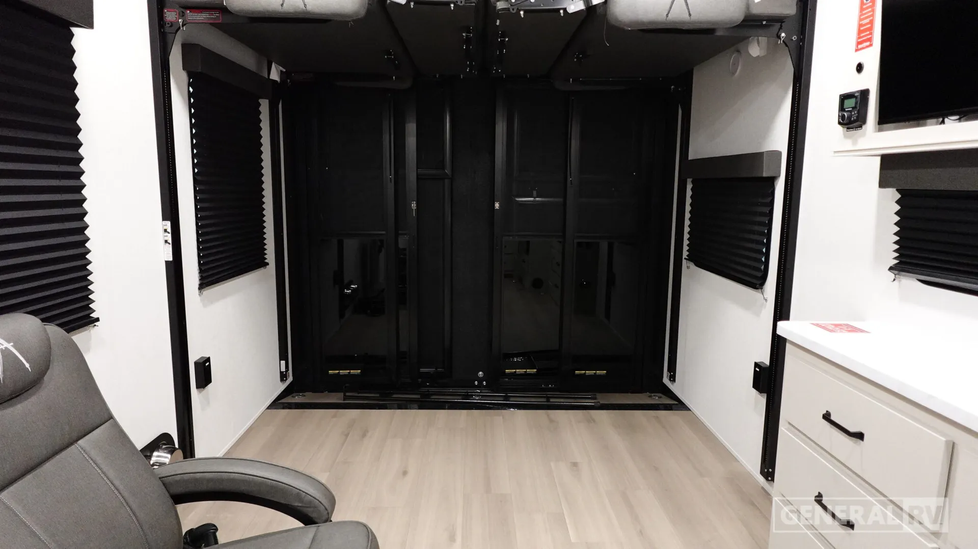 2026 Grand Design Momentum G-Class 27G - Photo 3