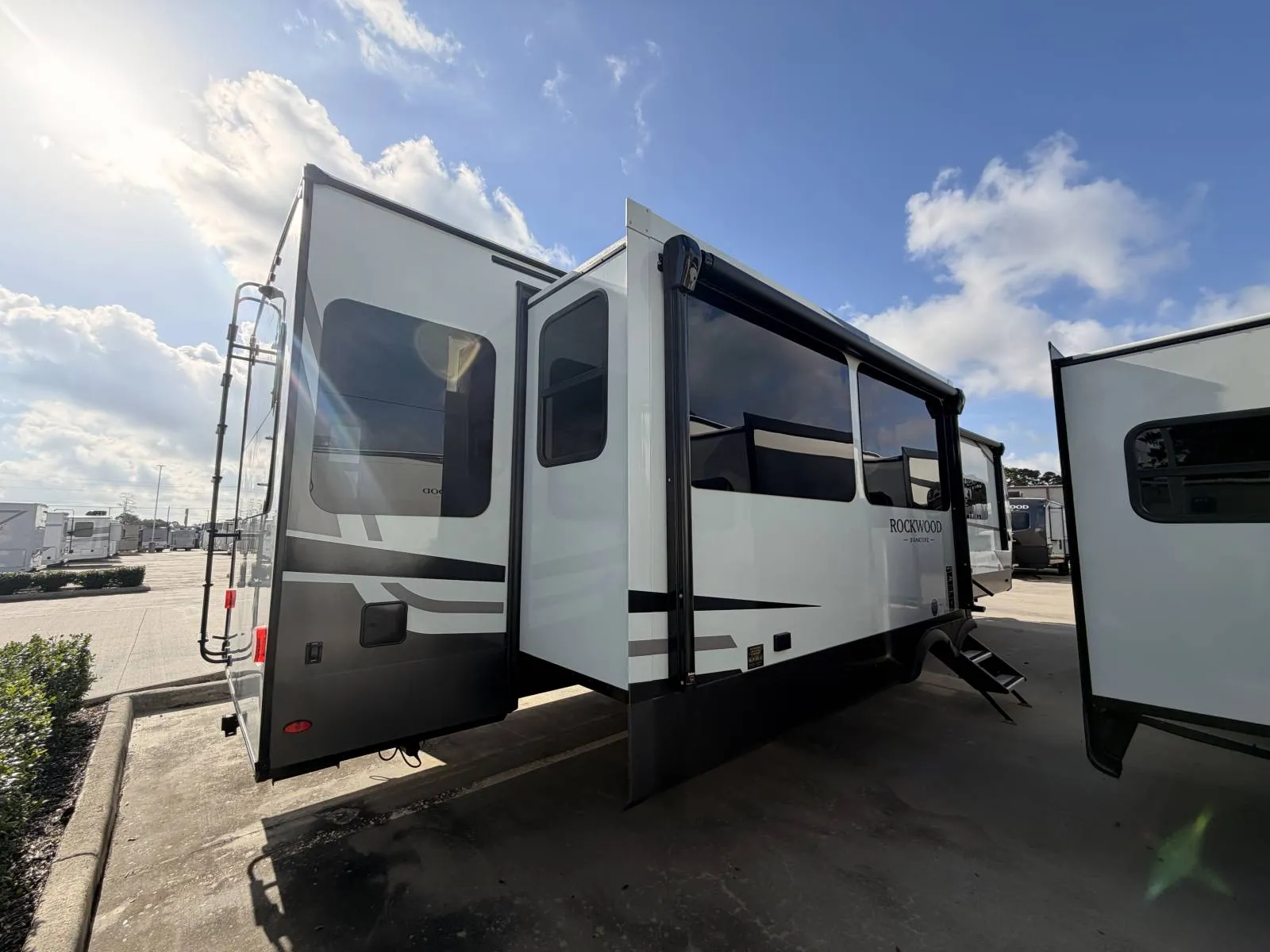 2027 Forest River Rockwood Signature 8392RL - Photo 4