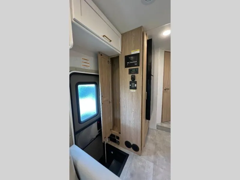 2027 Thor Motor Coach Chateau 31E - Photo 3