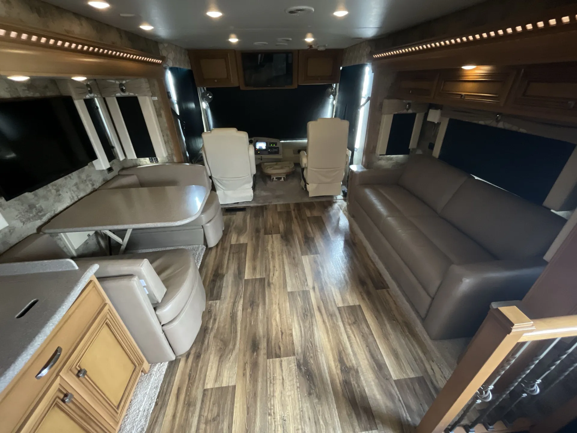 2017 Newmar Bay Star 3403 — living area main