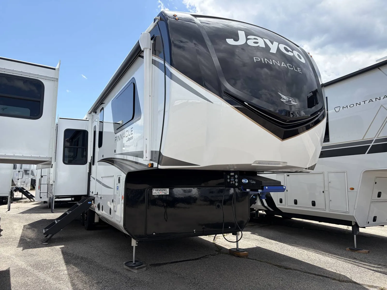 2026 Jayco Pinnacle 32RLTS - Photo 2