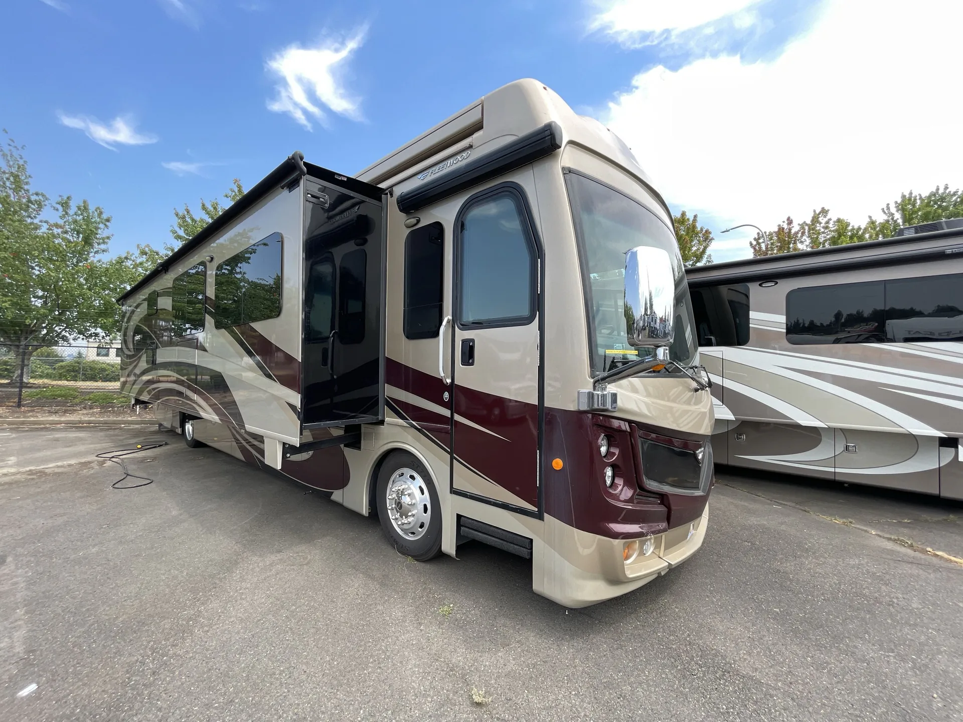 2017 Fleetwood Discovery LXE 40G - Photo 2