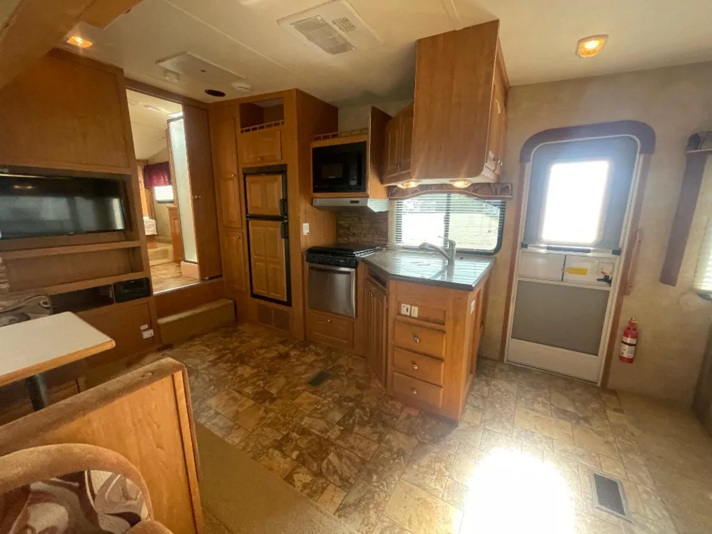 2010 Forest River Wildcat 27RL, Photos photo 3