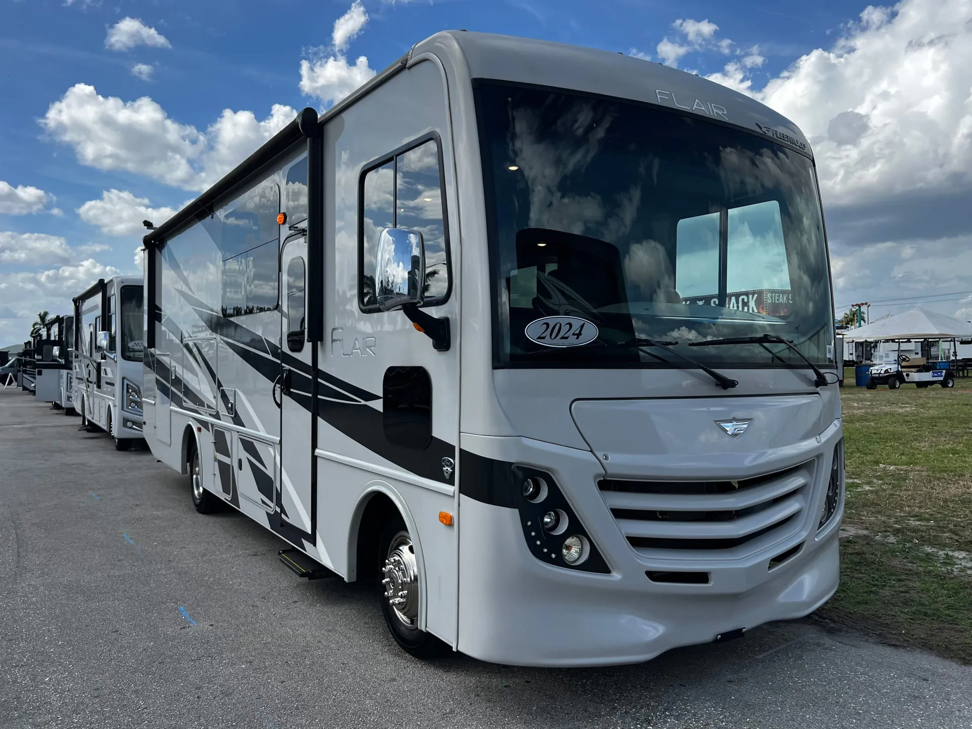 2024 Fleetwood Flair 29M - Photo 2