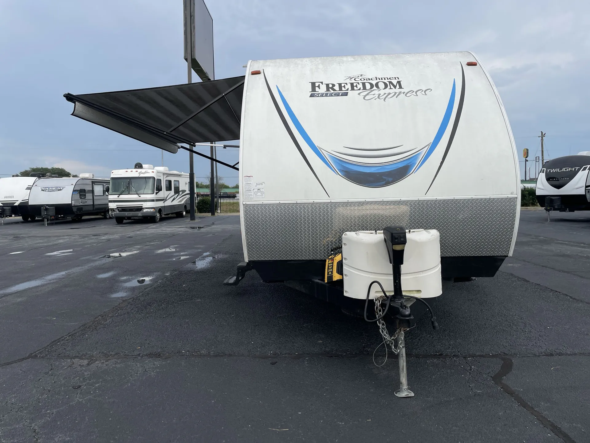 2019 Coachmen Freedom Express Select 31SE — front
