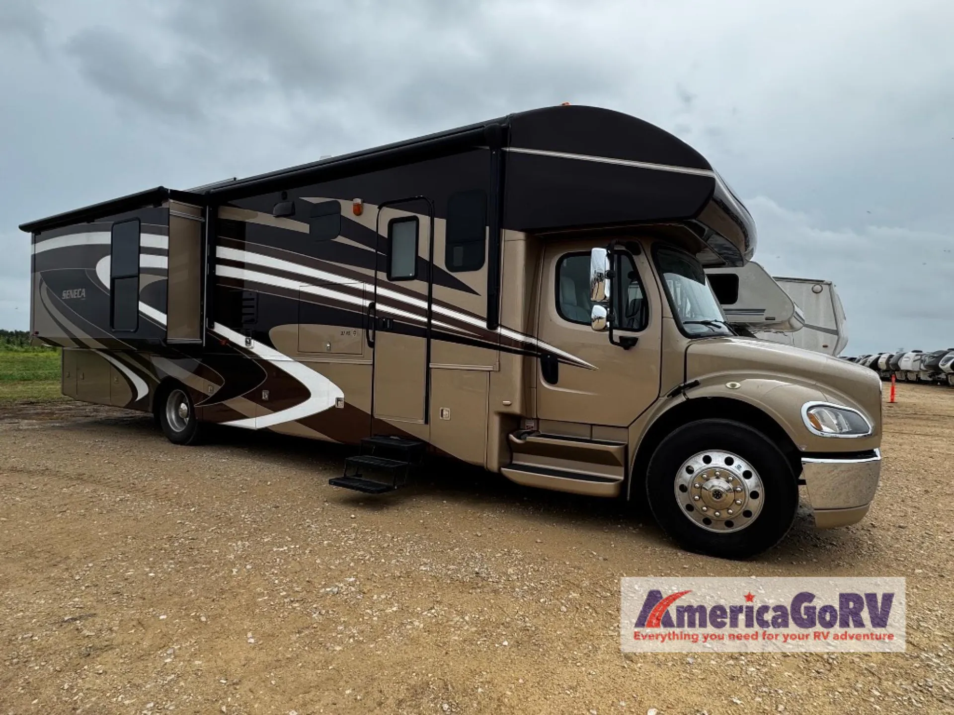 2015 Jayco Seneca 37FS - Photo 2