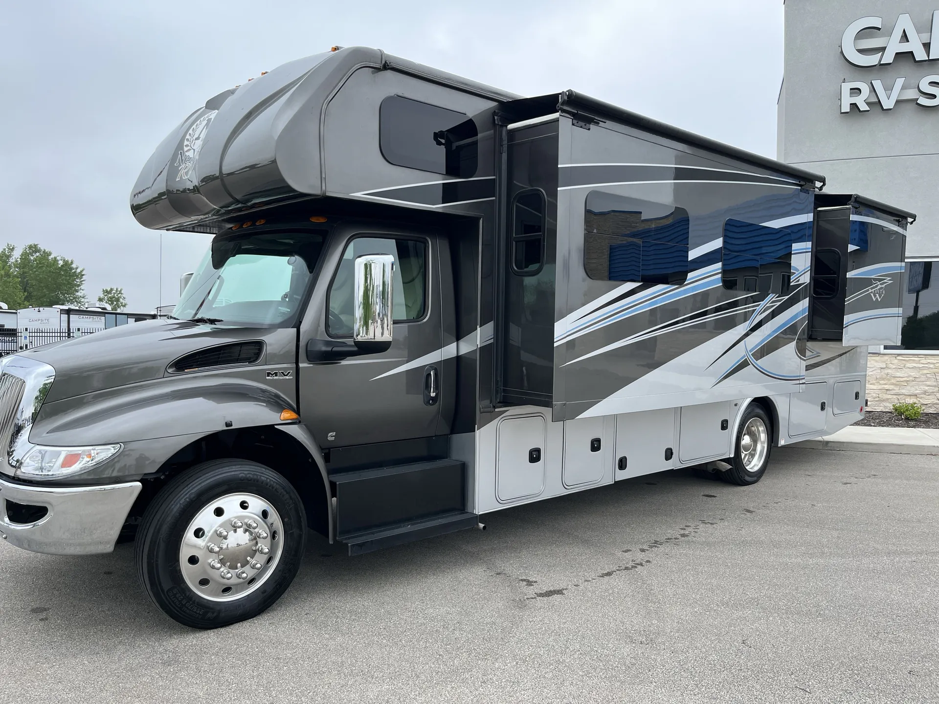 2024 nexus rv Wraith 32W — living area main