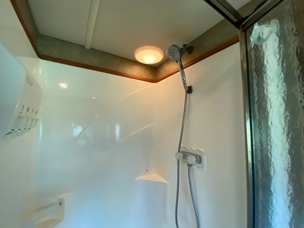 2014 Winnebago Adventurer 37F - Photo 4