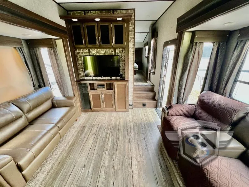 2018 Forest River RV Cherokee Arctic Wolf 305ML6 - Photo 4
