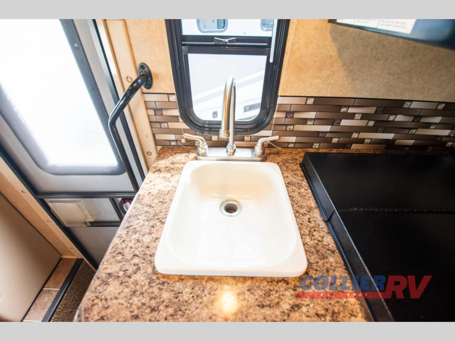 2016 Thor Motor Coach Chateau 22E - Photo 4