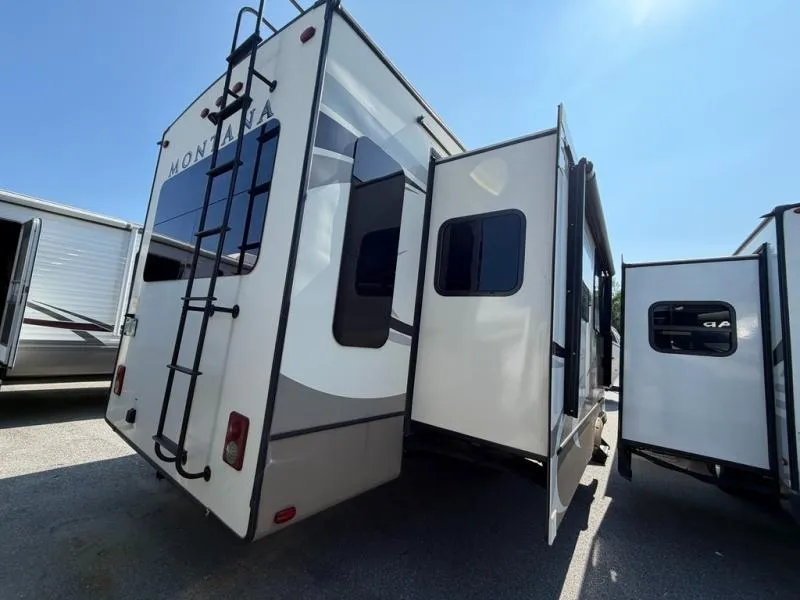 2019 Keystone RV Montana 3720RL - Photo 4