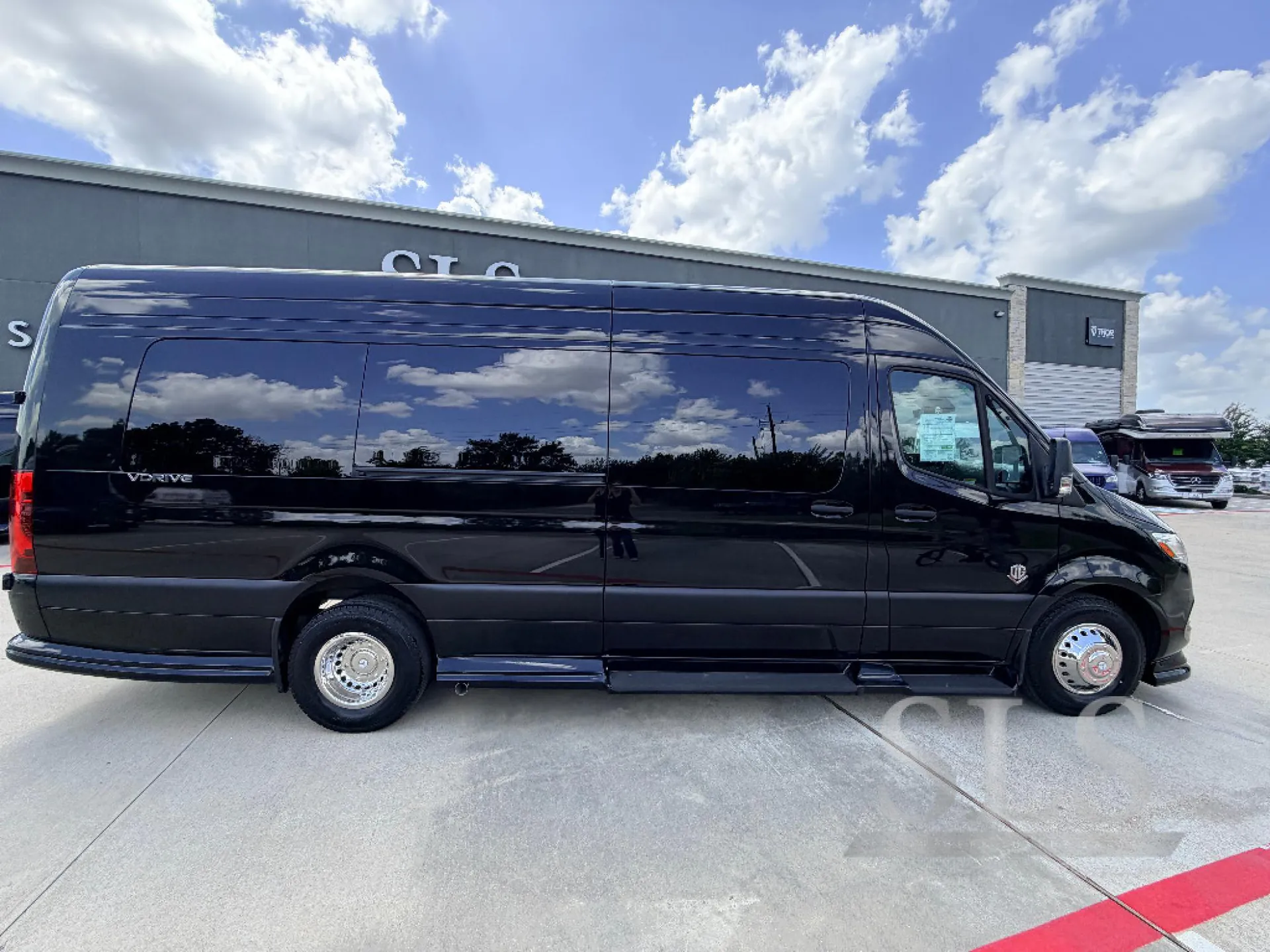 2027 OGV Luxury Coach V-Drive 10OB - Photo 3